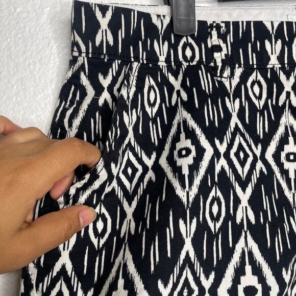 Old Navy Womens Shorts Size 10 Black & White Geometric Tribal Ikat Short Shorts - Picture 10 of 12
